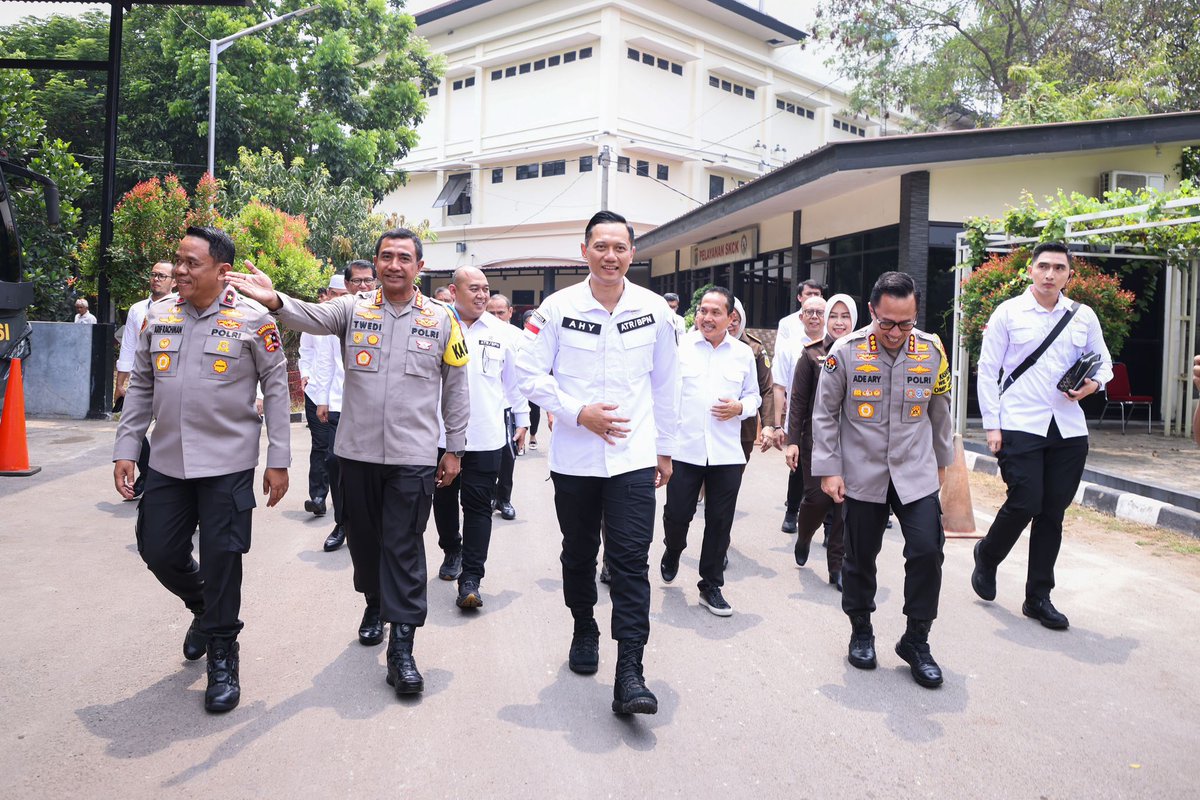 AgusYudhoyono's tweet photo. Hari ini, di Kabupaten Bekasi, bersama dengan jajaran Polda Metro Jaya, saya menggelar konferensi pers dimana kami berhasil mengungkap dua kasus besar yang berpotensi merugikan negara hingga lebih dari Rp183 miliar, tadi Direktorat Jenderal Perkeretaapian juga menyebut ada 'potential lost' hingga 30 triliun rupiah jika kasus mafia tanah ini tidak ditangani. Ini adalah langkah konkret dalam memberantas kejahatan pertanahan yang meresahkan.

Keberhasilan ini adalah bukti nyata bahwa negara tidak akan tinggal diam. Ini juga menjadi pelajaran penting bagi kita semua untuk terus waspada. Pelajaran penting bagi masyarakat, segera daftarkan tanah yang dimiliki, jaga sertipikat tanah, dan rawat tanah agar tidak dikuasai pihak lain. Jika ditemukan indikasi kejahatan pertanahan, laporkan segera. Bersama-sama kita akan gebuk, gebuk, gebuk mafia tanah, serta memastikan keadilan dan kepastian hukum bagi semua.