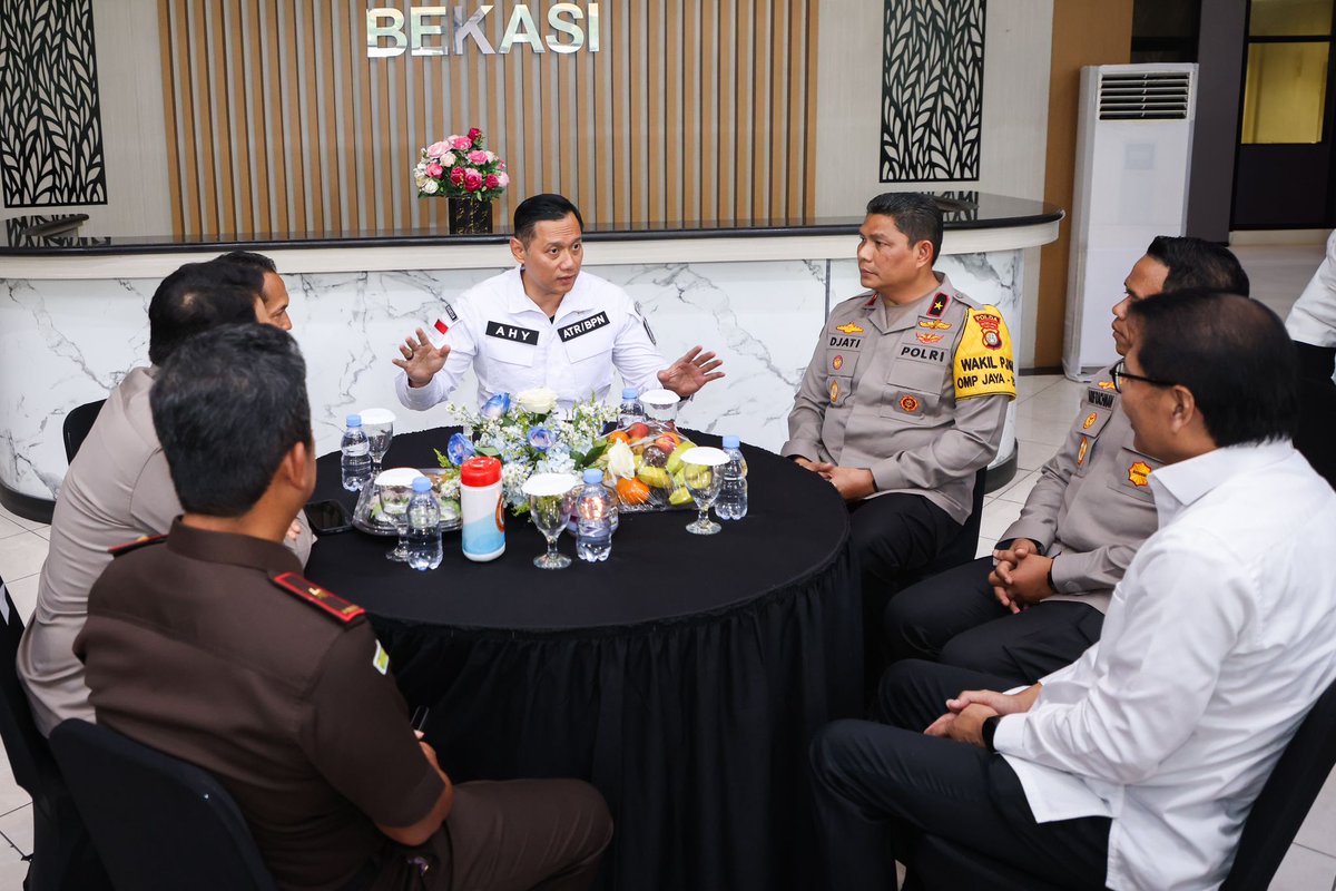 AgusYudhoyono's tweet photo. Hari ini, di Kabupaten Bekasi, bersama dengan jajaran Polda Metro Jaya, saya menggelar konferensi pers dimana kami berhasil mengungkap dua kasus besar yang berpotensi merugikan negara hingga lebih dari Rp183 miliar, tadi Direktorat Jenderal Perkeretaapian juga menyebut ada 'potential lost' hingga 30 triliun rupiah jika kasus mafia tanah ini tidak ditangani. Ini adalah langkah konkret dalam memberantas kejahatan pertanahan yang meresahkan.

Keberhasilan ini adalah bukti nyata bahwa negara tidak akan tinggal diam. Ini juga menjadi pelajaran penting bagi kita semua untuk terus waspada. Pelajaran penting bagi masyarakat, segera daftarkan tanah yang dimiliki, jaga sertipikat tanah, dan rawat tanah agar tidak dikuasai pihak lain. Jika ditemukan indikasi kejahatan pertanahan, laporkan segera. Bersama-sama kita akan gebuk, gebuk, gebuk mafia tanah, serta memastikan keadilan dan kepastian hukum bagi semua.