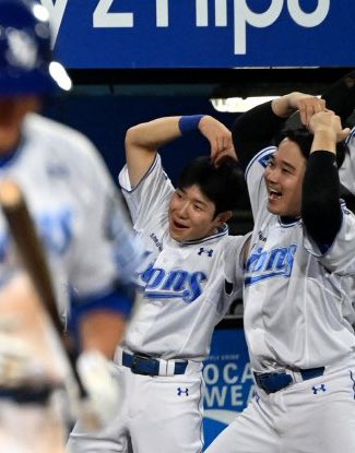 진짜 미친색히처럼 웃고있음