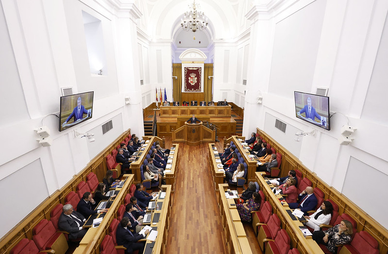 PSOE_Cuenca's tweet photo. 🗣️ @garciapage: “Las tasas universitarias las tenemos congeladas desde 2016. Tenemos 14 nuevos grados y 22 nuevos másteres. Hemos acordado 159 profesores nuevos para la UCLM”.
#CLMenBuenasManos
#DebateCLM2024 https://t.co/xCSZpODeRc