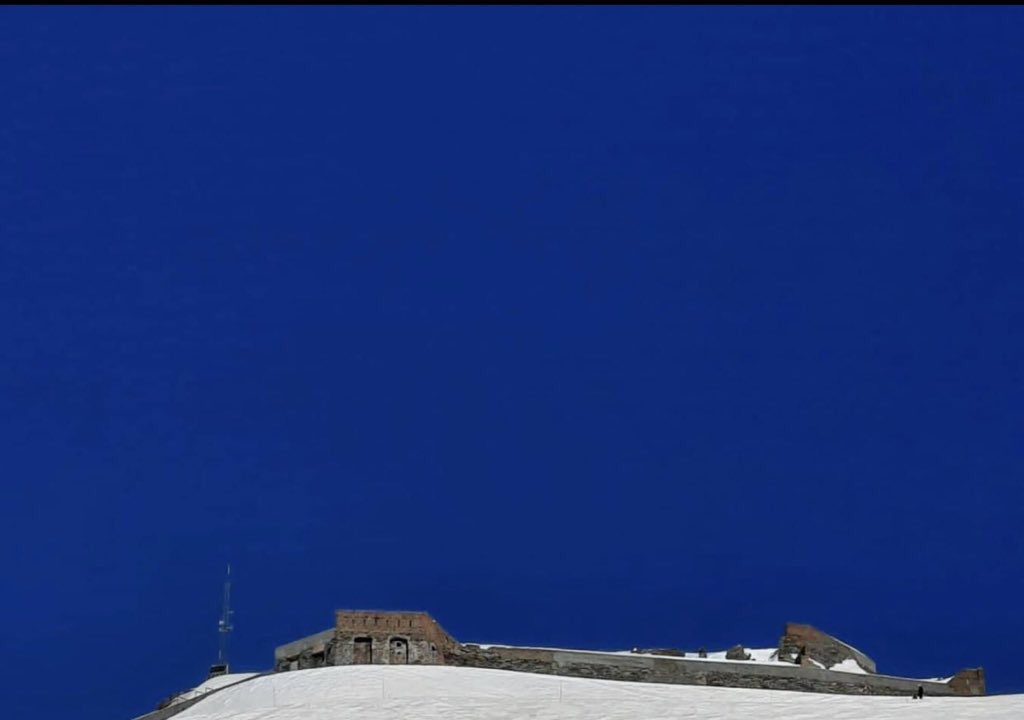 rishiisabell's tweet photo. The difference between Geoengineered skies of the U.K. pic 1, to those skies that are not. The 2nd picture is real and taken by a friend whilst in France. #GeoEngineering #chemtrails #JetClouds #solarradiationmanagement https://t.co/jsAwQK3wgn