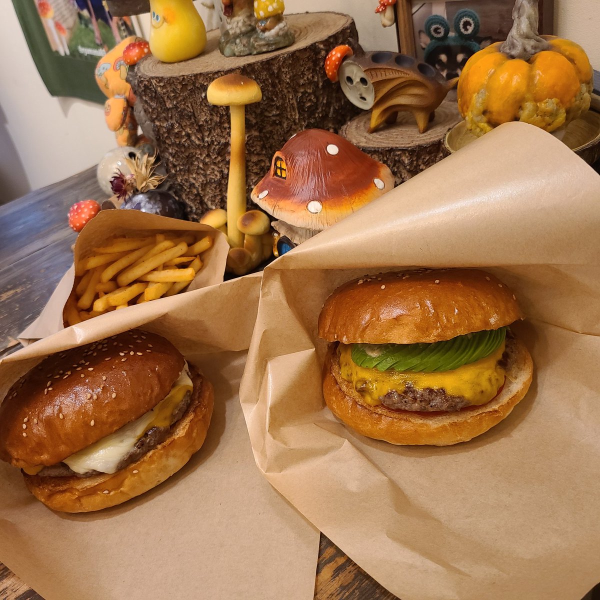 OMUSUBEMARU5351's tweet photo. 本日も仕事の前に🍔✨️
キノコの日🍄で #妖精の家 さんへ🍄✨️
#meetmagic さんが出店🍔✨️
しかも特別なキノコチーズバーガー🍔
と🍔アボカドチーズバーガー🍔
🍟ポテトフライ🍟と妖精の家さんのコーヒーで贅沢満足ランチでした~✨
美味しかったです🍄ごちそうさまでした~✨ https://t.co/Nk0S9QYyPW