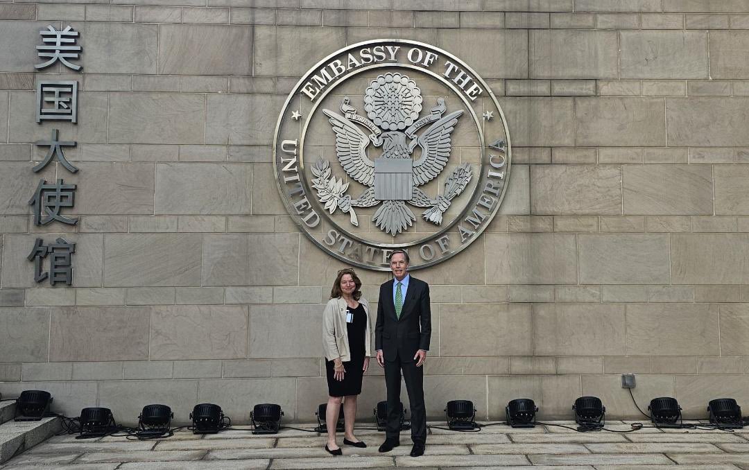 Many thanks to @Smithsonian Institution Under Secretary for Science and Research Ellen Stofan for our meeting and for negotiating the return of pandas to the <a href="/NationalZoo/">National Zoo</a> with the arrival of Bao Li 宝力 and Qing Bao 青宝 in Washington, D.C.