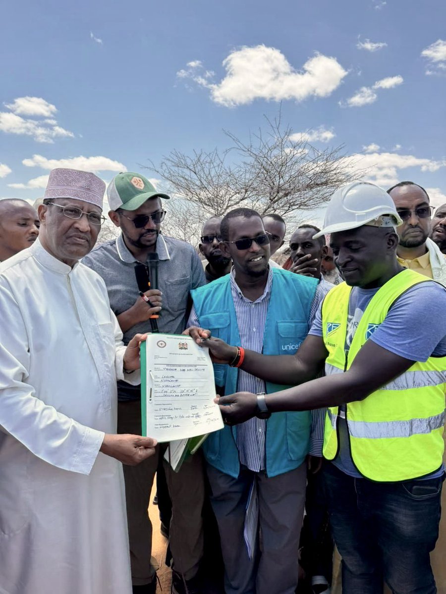 UNICEFKenya's tweet photo. Groundbreaking of a 480m deep aquifer borehole in Modogashe, Garissa County, supported by UNICEF under the More Water, More Life initiative.

The project, launched last week by Garissa Governor H.E. @Nathif_J_Adam, will provide clean, safe water to over 8,000 people. https://t.co/Xhr8EEaENC