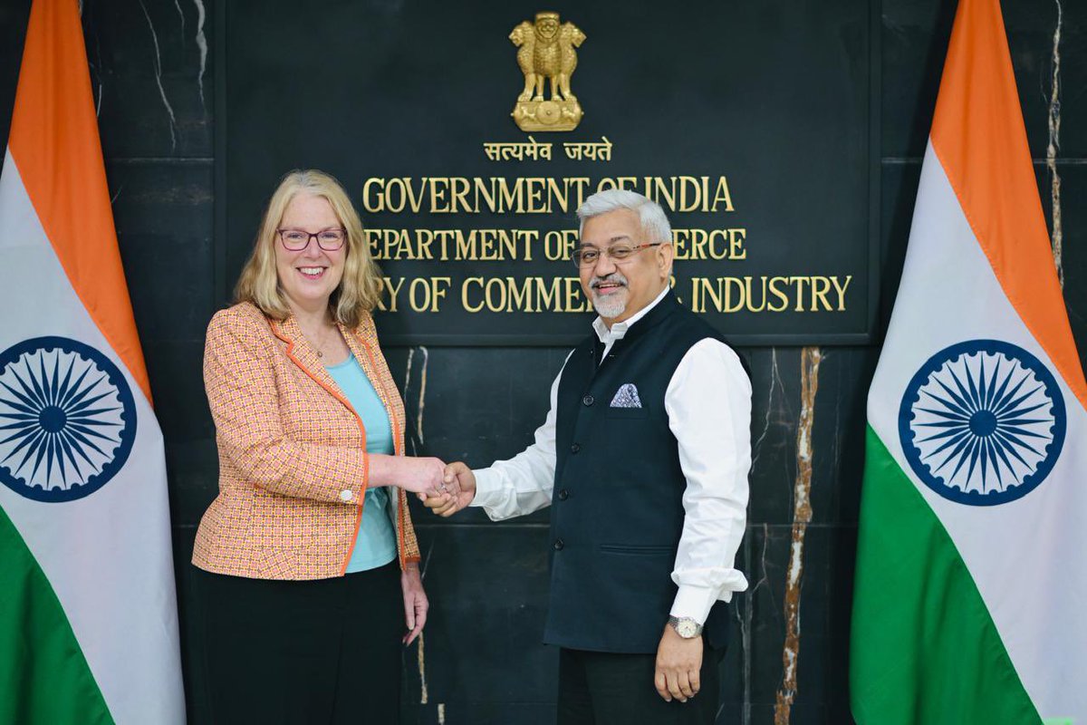 AusHCIndia's tweet image. .@dfat Secretary Jan Adams and @DoC_GoI Secretary Shri Sunil Barthwal shared their insights as economists on the economic complementarity between 🇦🇺 and 🇮🇳- so much of our trade potential has been unlocked with our #ECTA trade negotiations and more to come with our #CECA!
