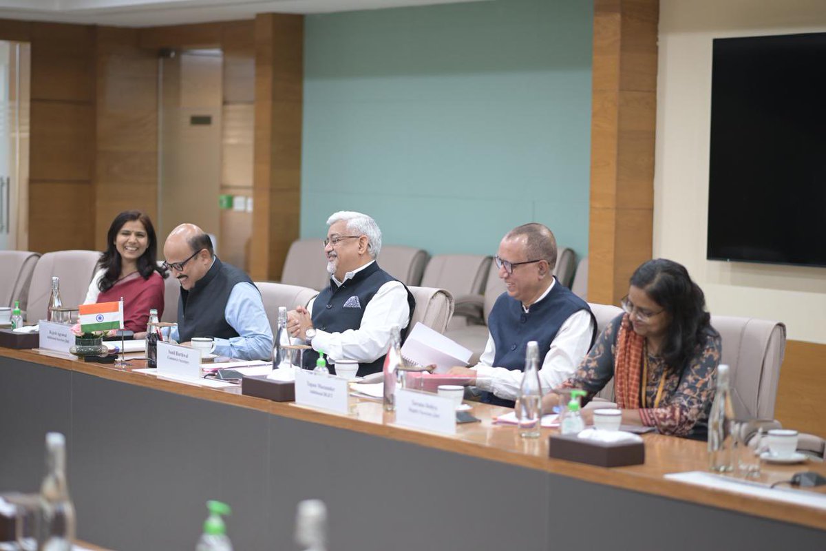 AusHCIndia's tweet image. .@dfat Secretary Jan Adams and @DoC_GoI Secretary Shri Sunil Barthwal shared their insights as economists on the economic complementarity between 🇦🇺 and 🇮🇳- so much of our trade potential has been unlocked with our #ECTA trade negotiations and more to come with our #CECA!