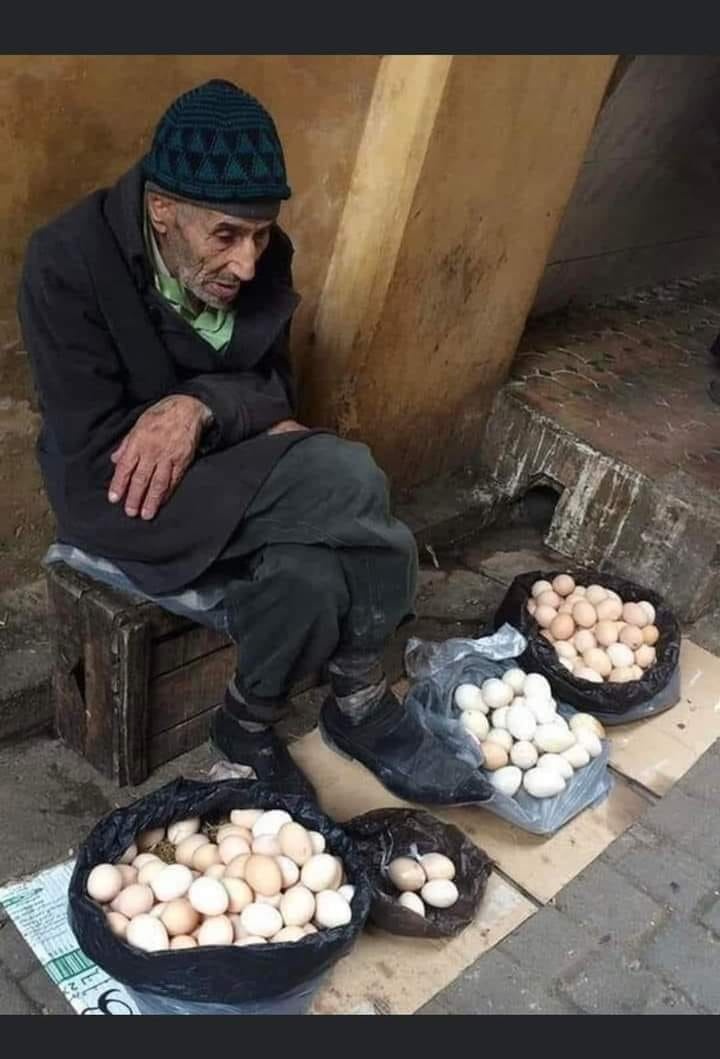 Fab_david_OG's tweet photo. The woman told him:

“I'll get 6 eggs for 2.50 or I'll leave and get none.”

The old salesman replied:

“You can buy them at whatever price you want.” This is a good start for me because today I haven't sold a single egg and I have to sell everything to feed my family. https://t.co/TcbbmdWnzA