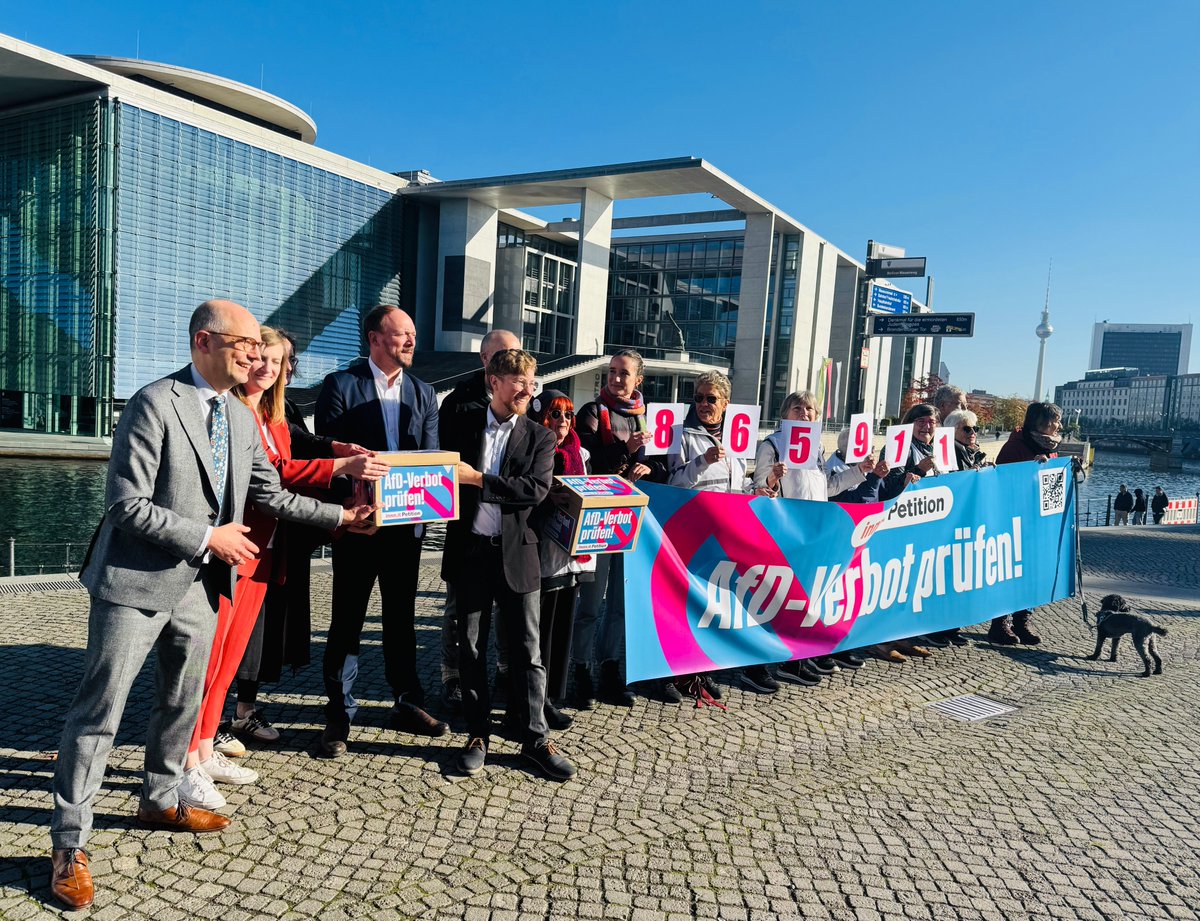 dkmaeurer's tweet photo. AfD-Verbot prüfen?! - ‚Omas gegen Rechts‘ und @Volksverpetzer übergeben Petition mit 865.911 Unterschriften an Bundestagsabgeordnete von SPD, CDU, Grünen und der Linken

@OgRD_Buendnis #AfD #AfDVerbotsverfahren @wanderwitz @CarmenWegge @till_steffen @MartinaRenner https://t.co/g838D5BkLi