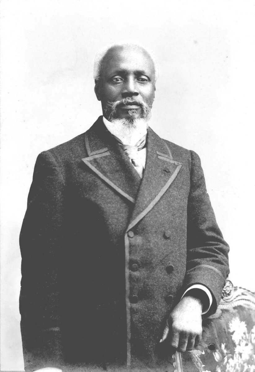 Ti moso Listwa 

15 oktòb 1902, Anténor Firmin anbake sou yon bato fransè ki te rele Adirondack, li al viv an ekzil sou zile Saint-Thomas. Li eseye tounen Ayiti plizyè fwa men sa pa mache. 

Joseph Auguste Anténor Firmin, fèt nan vil Cap-Haitien nan dat 18 oktòb 1850. Jèn ti