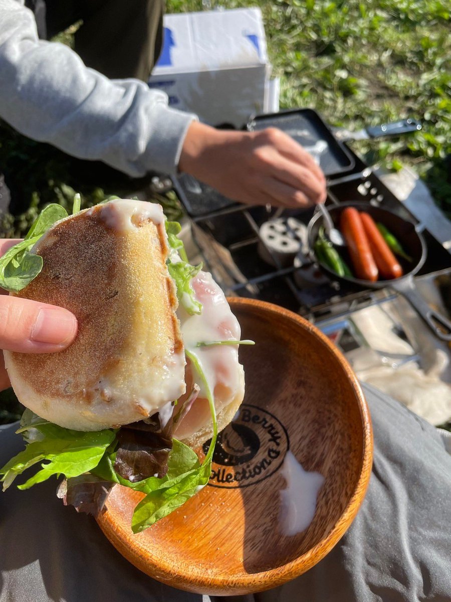 朝霧の余韻が抜けない 今年は天候にも恵まれて朝も昼も夜も過ごしやすくて楽しくない時間が1秒も無くて、6:44に日の出をみて夜は満点の星空に流れ星も綺麗なお月様も見れて、Cornelius、ホムカミ、羊文学フルで見て、ラジオ体操してふもとっぱらでお風呂にも入れて人生でいっっっちばん幸せだった💐🕊️