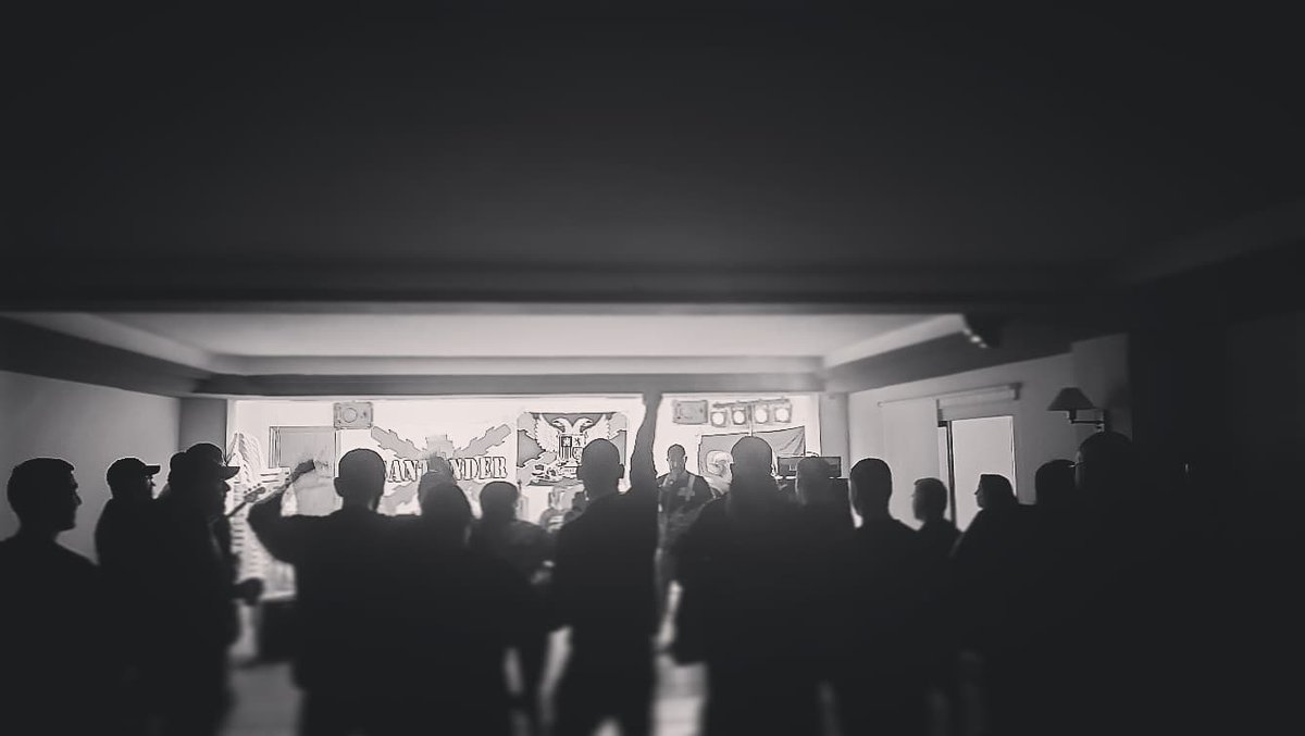 📷 Aquí os dejamos unas imágenes de nuestra jornada del día de la Hispanidad.

💥 Concentración bajo el lema *"No pediremos perdón por nuestra historia"* , comida de hermandad en nuestra sede y como cierre concierto de los SDR y Días de Épica.

⚔️ Únete a la resistencia.