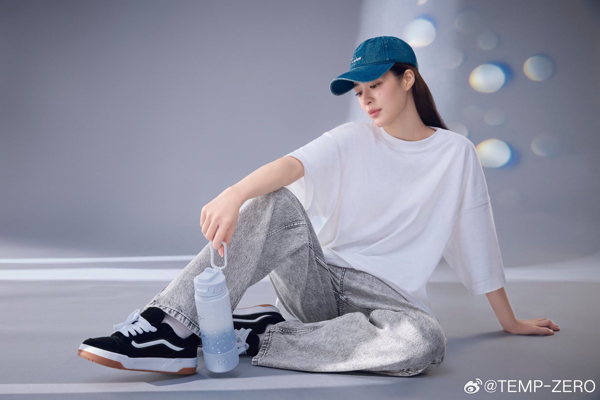 lingling_fans's tweet photo. หลิงหลิงกับพรีเซนเตอร์กระติกน้ำแบรนด์ใหม่ TEMP—ZERO !

หล่อสะอาดดื่มน้ำวันละ8แก้ว 🫠

#หลิงหลิงคอง #linglingkwong https://t.co/ncHIkefpP7