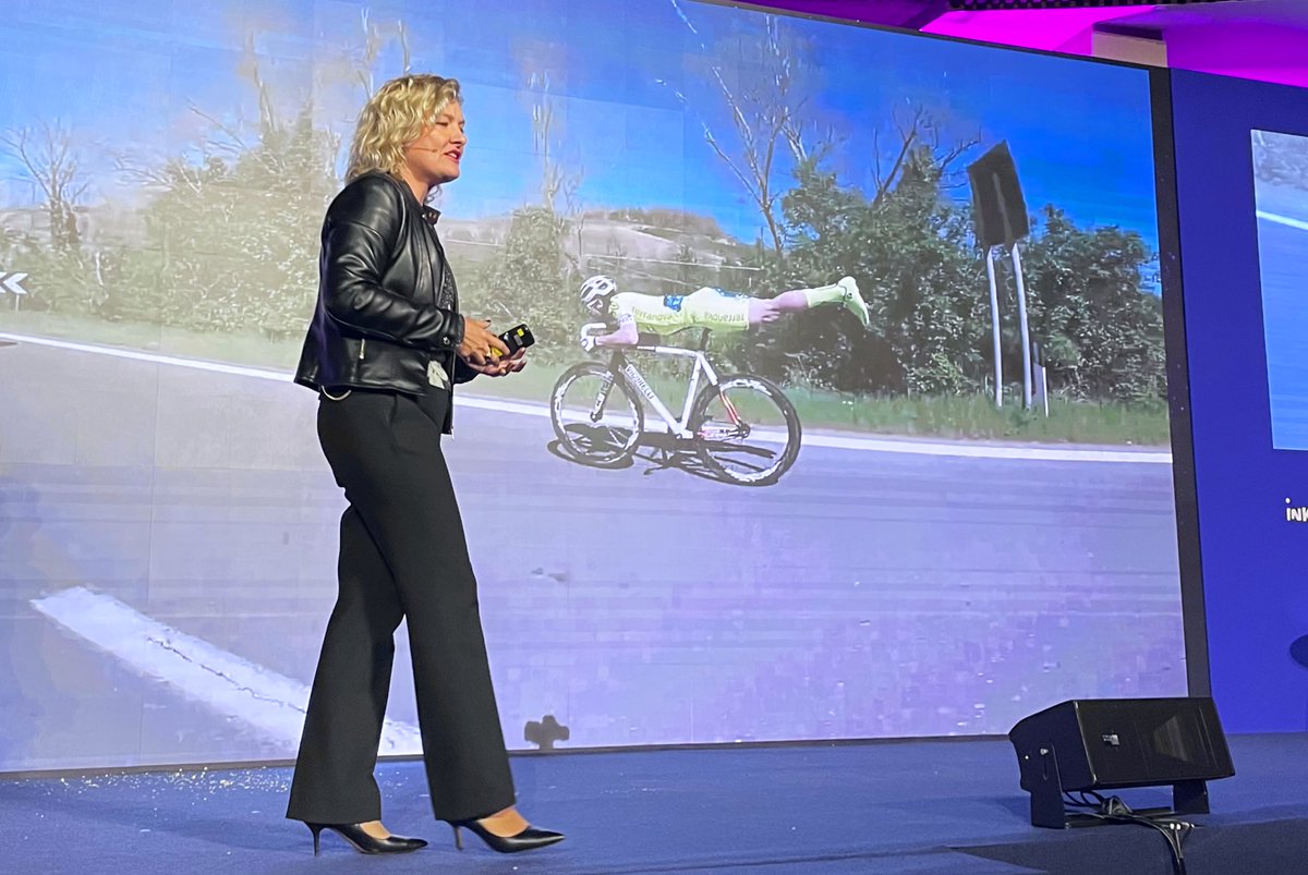 Toca hablar de mentalidad de #cambio y #liderazgo, gracias a <a href="/PilarJerico/">Pilar Jericó</a> <a href="/BeUp_es/">BeUp | Consultora</a>, con una imagen muy gráfica. “El cambio duele pero ofrece nuevas oportunidades, a pesar de los obstáculos, si tenemos la actitud adecuada” #LegalForum24 <a href="/FAranzadiLALEY/">Fundación_AranzadiLALEY</a> <a href="/Inkieto5/">Inkietos</a>