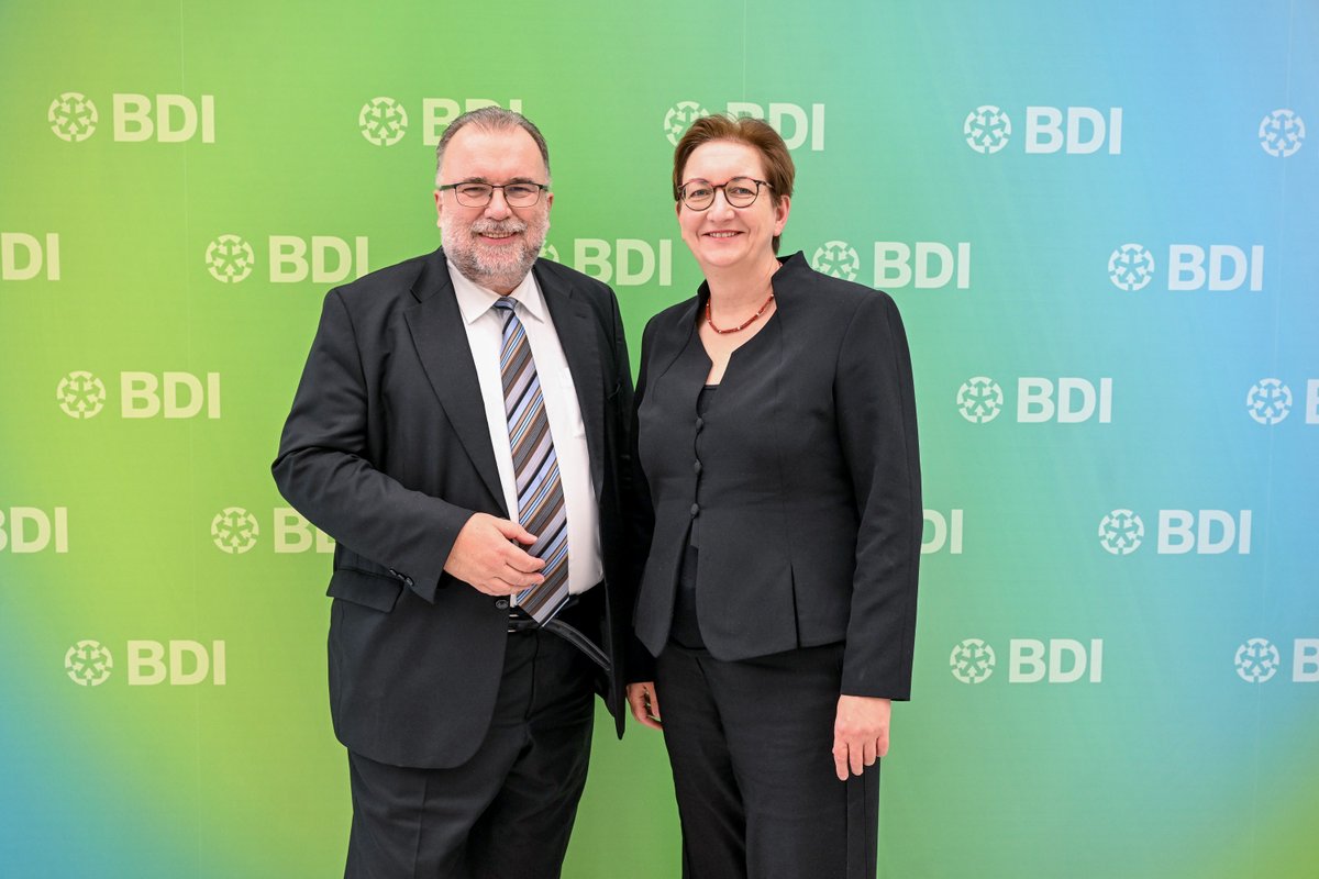 Der_BDI's tweet photo. Herzlich willkommen auf dem #Klimakongress, @klara_geywitz! 👋 Es gibt viel zu besprechen. Denn ohne einen klimaneutralen Gebäudesektor kann Deutschland nicht klimaneutral werden. #Transformationspfade @BMWSB_Bund. https://t.co/bXdWyOmv4h