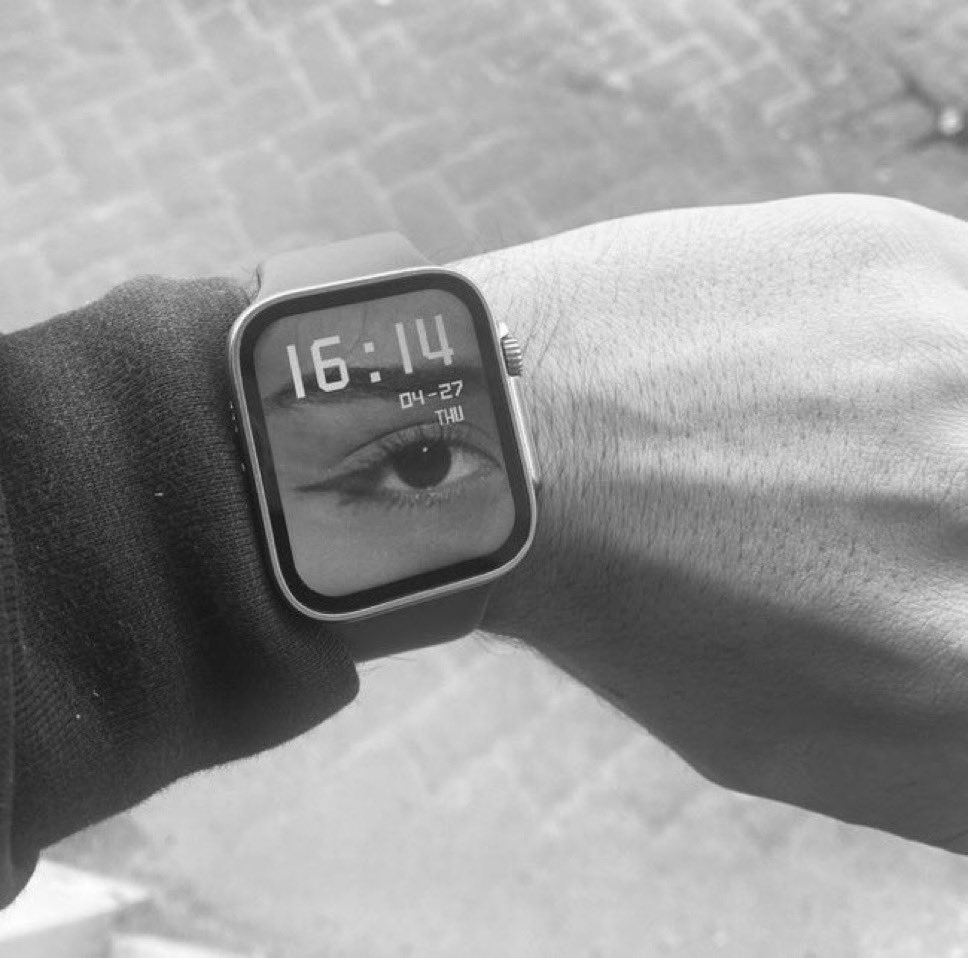 Adam saatine manitasının gözlerini koymuş her saate baktığında manitasını görüyor.. siz hiç böyle sevildiniz mi