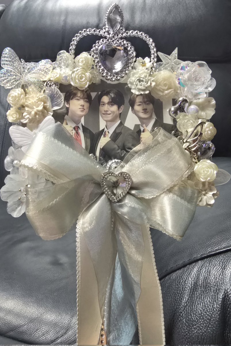 커미션 봉탑꾸 넘 이뿌고 화사하고 좋아요~
갖고싶었던 포레용 큰봉탑꾸 예쁘게 만들어주셔서 감사해요~♡
<a href="/ine_kong40/">콩이네_공방</a> 
큰봉탑꾸용 엽서 주문도착했는데 4포레는 얼굴이다안들어가서;;;다시주문해야해서~우선3포레로! 아낌없이 꾸며주셔서 묵직 ㅋㅋ 
들고다닐생각에 씬나요😍