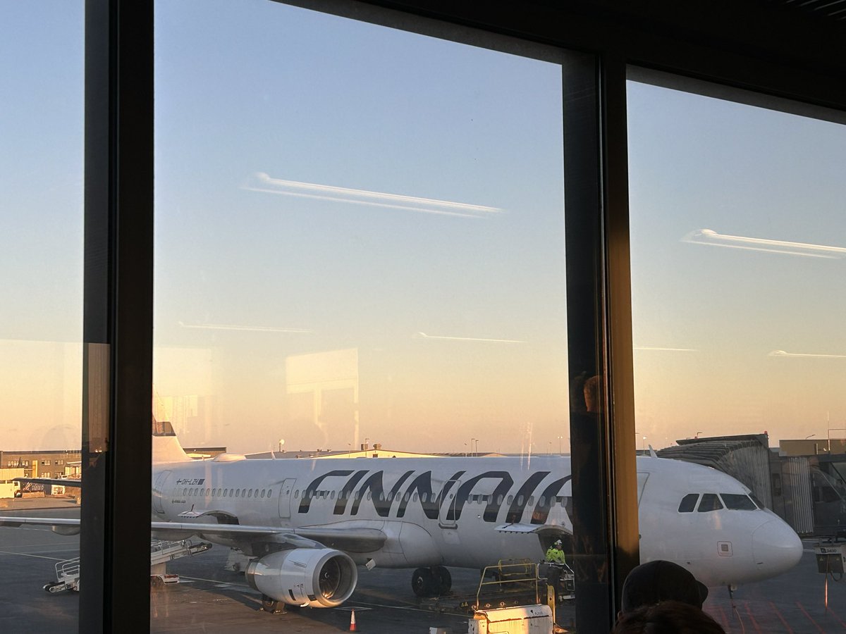 takarkok's tweet photo. アイスランド旅行19
フィンエアーでヘルシンキ乗継。
40番ゲート付近のムーミンカフェでシナモンロールとコーヒーセットを注文。7ユーロ☕️
「7ユーロ！？安いじゃん」と思ったけど為替レート考えたら1,100円くらい。アイスランドの物価高の洗礼で脳がバグったな… https://t.co/8g3oWtydCA