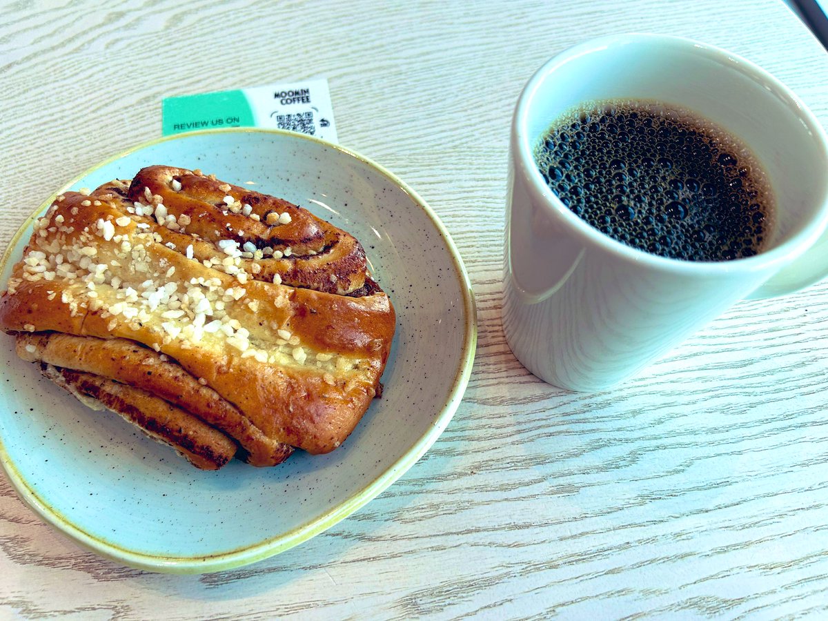 takarkok's tweet photo. アイスランド旅行19
フィンエアーでヘルシンキ乗継。
40番ゲート付近のムーミンカフェでシナモンロールとコーヒーセットを注文。7ユーロ☕️
「7ユーロ！？安いじゃん」と思ったけど為替レート考えたら1,100円くらい。アイスランドの物価高の洗礼で脳がバグったな… https://t.co/8g3oWtydCA