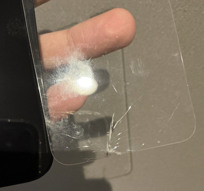 アイポン君、フレームのキズで済んでた
あと3年は戦える 