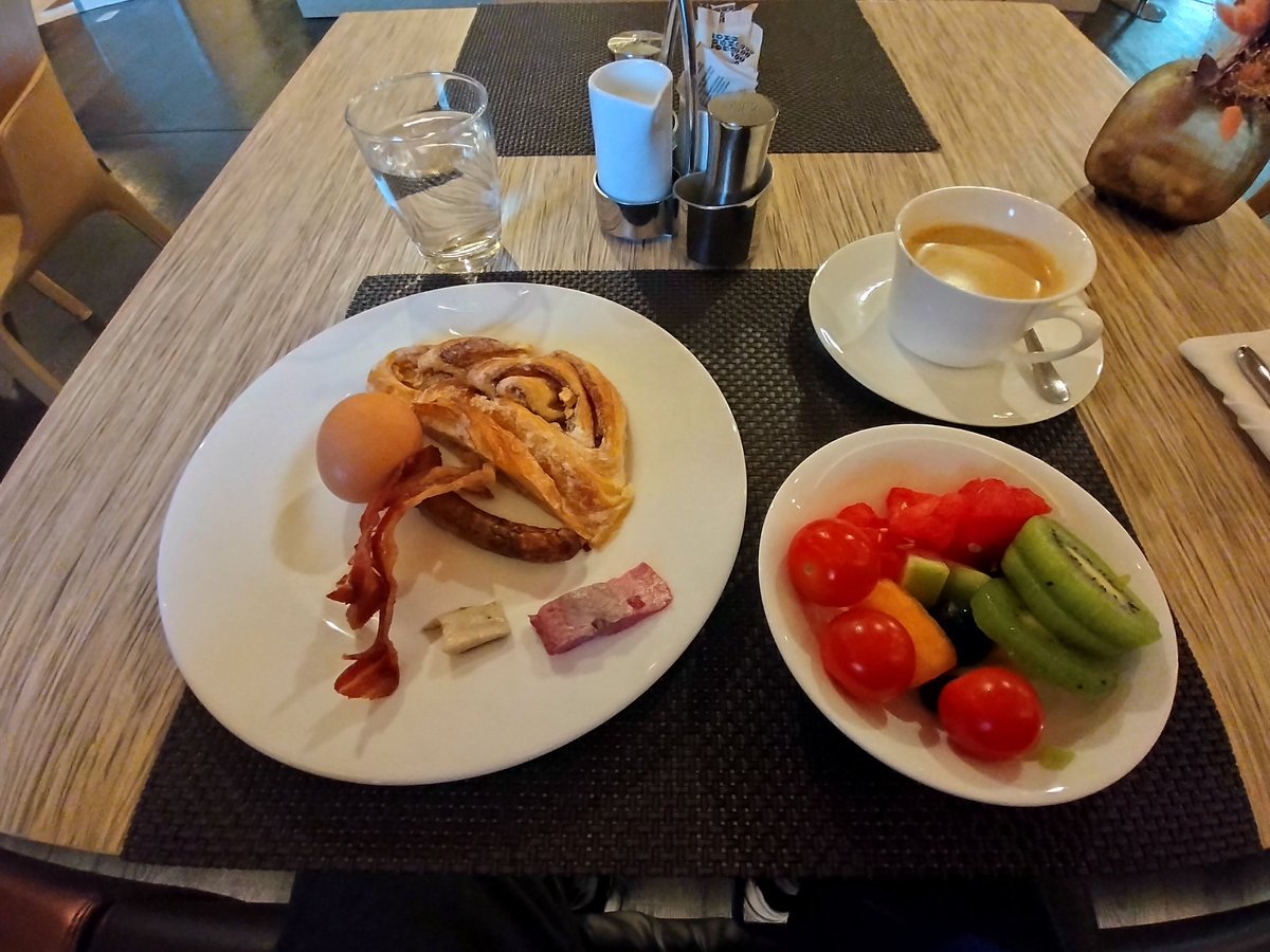 shinn__shinn's tweet photo. 2024いまたび71
#ウエスティン　ハンブルグ
#WestinHamburg
無料の朝食は
レストランで
シャンパン🍾
ソーセージ、魚の燻製など珍しい😳

朝の倉庫街とハンブルグの街並み
朝も川がきれい　日光は強め☀
シーツはぐしゃぐしゃ😂
さぁ帰国の途へ
出発〜

#旅行 #クルーズ #MSC #euribia #yachtclub https://t.co/2lDGuLjYOw