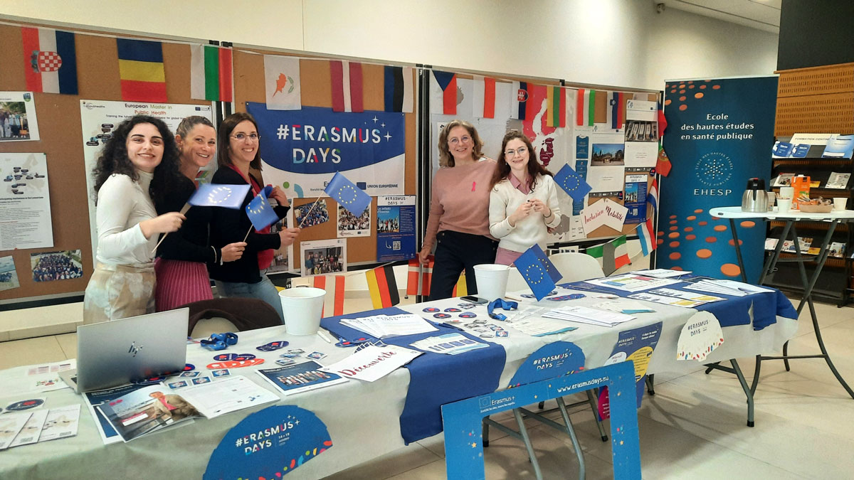 [VIE DE CAMPUS] 🎉Aujourd'hui, on célèbre l'Europe à l'<a href="/EHESP/">EHESP</a> pour les #ErasmusDays ! Stand d'info, quizz en ligne, défi des langues ... chacun peut profiter d'un programme d'animations autour des options proposées pour les mobilités à l’international <a href="/EUErasmusPlus/">Erasmus+</a>