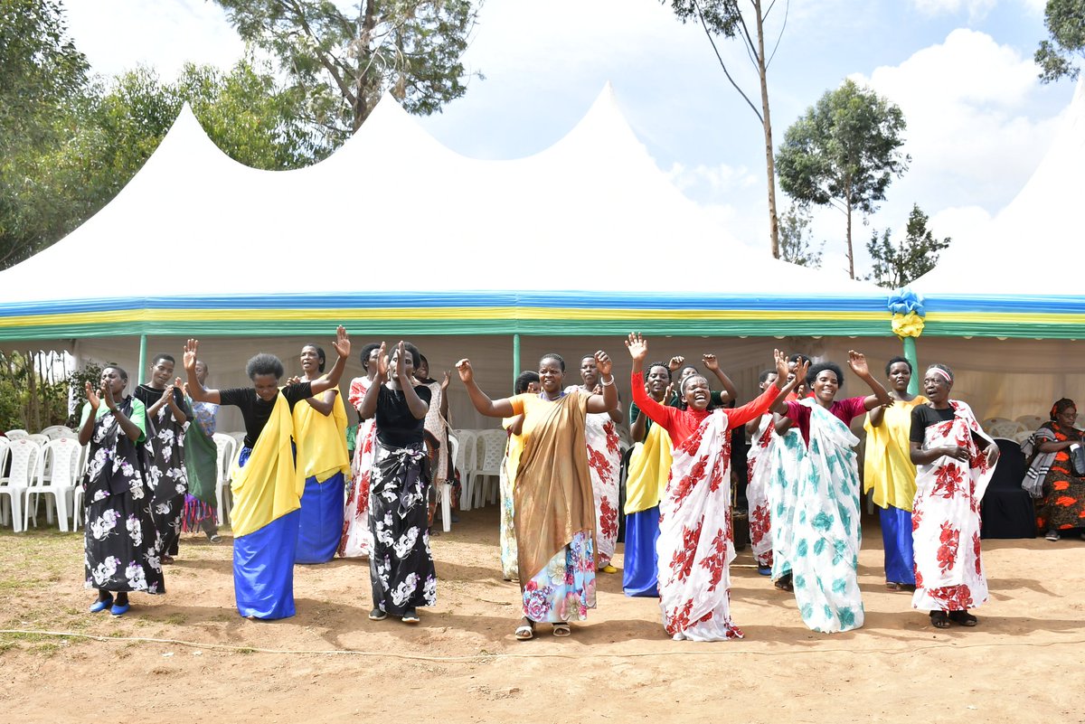 rulindodistrict's tweet image. Uyu munsi u #Rwanda rwifatanyije n'Isi kwizihiza Umunsi Mpuzamahanga w'Umugore wo mu Cyaro. Muri @rulindodistrict twifatanyije na Guverineri @gahundemaurice n'abaturage b'Umurenge wa #Kisaro hazirikanwa insanganyamatsiko: "𝑰𝒃𝒊𝒅𝒖𝒌𝒊𝒌𝒊𝒋𝒆: 𝑼𝒃𝒖𝒛𝒊𝒎𝒂 𝒃𝒘𝒂𝒄𝒖"