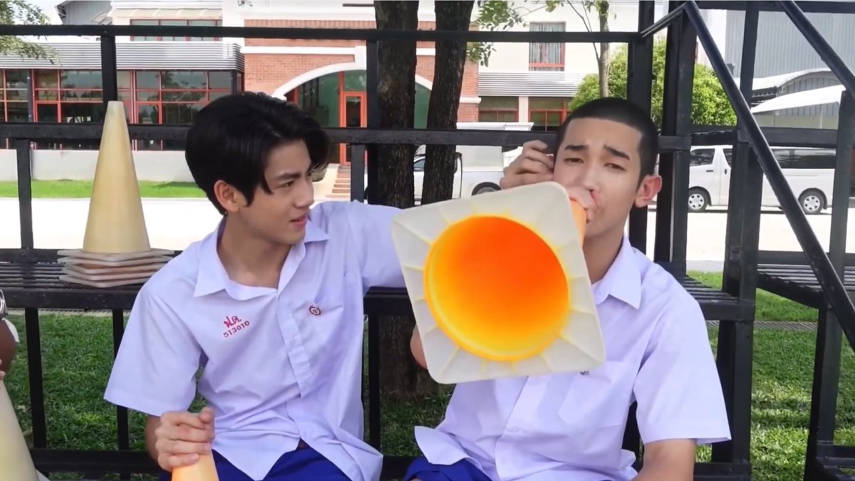 almondebutter_'s tweet photo. เอนดูเด็ก ๆ อะ 55555555555555 พูดใส่กรวยแนะนำตัวเอง และน้องโปรเกรสแนะนำตัวว่า ‘ลูกชิ้นครับ รับบทเป็นโน่ครับ’ น้องชื่อลูกชิ้นแย้วหรอ ♡♡ แต่น้องแอลม่อนปายวอแวอะไรกับหูน้องโปรน้า 
#Almondbabybigboy 
#ProgressPassawish 
#LoveSick2024 https://t.co/MnUj0dPUzZ