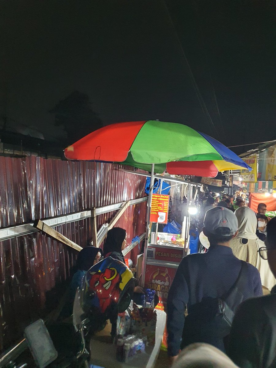 mulzale's tweet photo. Izin mo tanya min. Sy pro UMKM tapi kalau jualannya sampe makan setengah badan jalan diwilayah PT KAI sampai org sulit keluar dari stasiun tu gimana ya?
Ga ada apa org citayam yg senasip sama saya geram nya. @CommuterLine https://t.co/NEkvF4rCVs