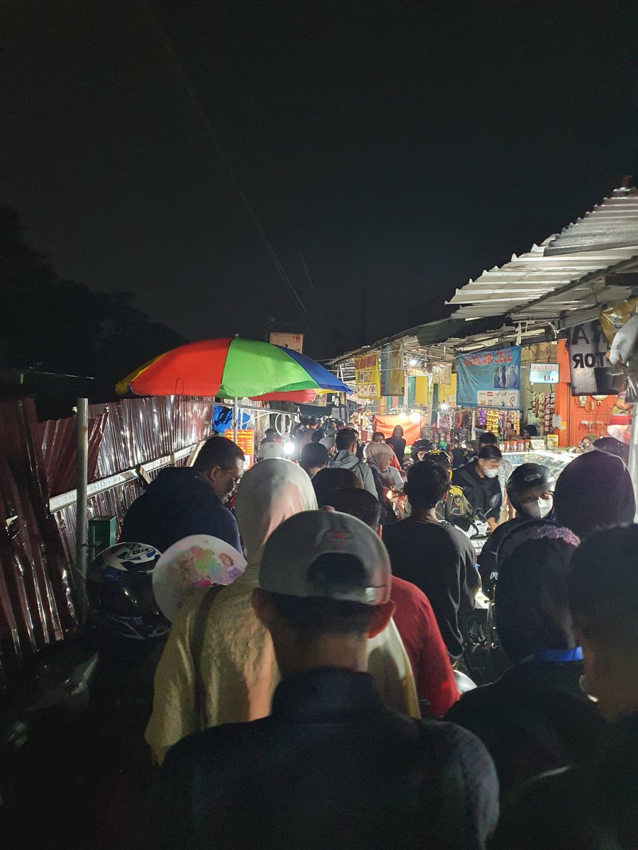 mulzale's tweet photo. Izin mo tanya min. Sy pro UMKM tapi kalau jualannya sampe makan setengah badan jalan diwilayah PT KAI sampai org sulit keluar dari stasiun tu gimana ya?
Ga ada apa org citayam yg senasip sama saya geram nya. @CommuterLine https://t.co/NEkvF4rCVs