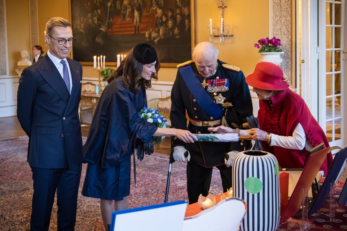 Tack för inbjudan och det varma mottagandet, kung Harald V och drottning Sonja.

Kiitos kutsusta ja lämpimästä vastaanotosta kuningas Harald V ja kuningatar Sonja.