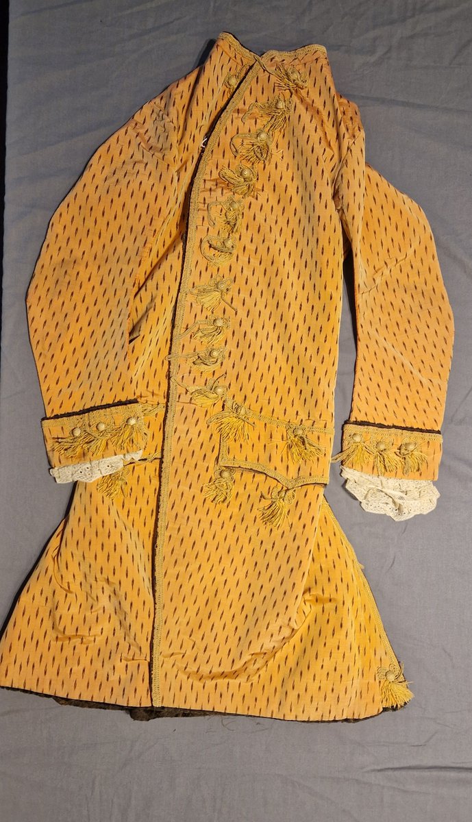 HoD students were confronted with this 1770s men's jacket in their textiles and fashion module <a href="/V_and_A/">V&A</a>  yesterday.
Orange/peach silk leopard print✔️
Silk plush faux fur lining ✔️
Gold braiding✔️
Apparently owned by Joshua Reynolds✔️
Awesome!
