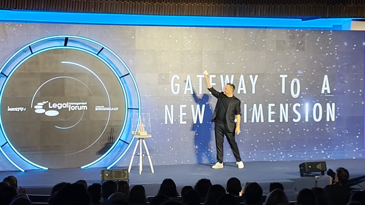 Ilusionismo solidario con <a href="/jorgeblass/">Jorge Blass</a> , patrono de la <a href="/fundabracadabra/">FundaciónAbracadabra ... ❤️♠️♦️♣️</a> Magos Solidarios 

El truco 15.101.213 y las cartas voladoras...Increíble! 

⭐🚀🎭🤹‍♂️🃏

 -----
🔔 #LegalForum24 organizado por <a href="/FAranzadiLALEY/">Fundación_AranzadiLALEY</a> e Inkietos