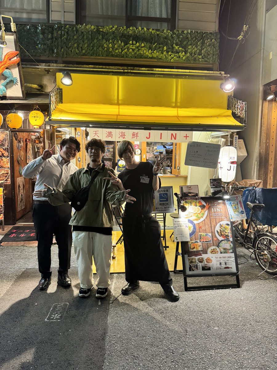 _navy_16's tweet photo. 結局戻って来て来店してくれてサインも写真もOKで宣伝に使ってとか神対応すぎた https://t.co/CYyMd8V0DF
