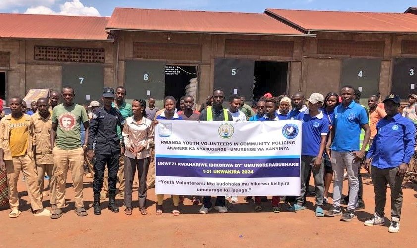 KanyinyaV's tweet photo. kuwa 15/10/2024 urubyiruko rw'abakorerabushake muri @kanyinya_sector kubufatanye na #RNP ndetse n'ubuyobozi bw'inzego zibanze bakoze ubukangurambaga kuri koperative ya #abakarane niya  #abanyonzi  aho bwibanze ku kwirinda icyorezo cya Marburg,kurwanya ibyaha nibindi @NyarugengeV https://t.co/XdqUyhAUu2
