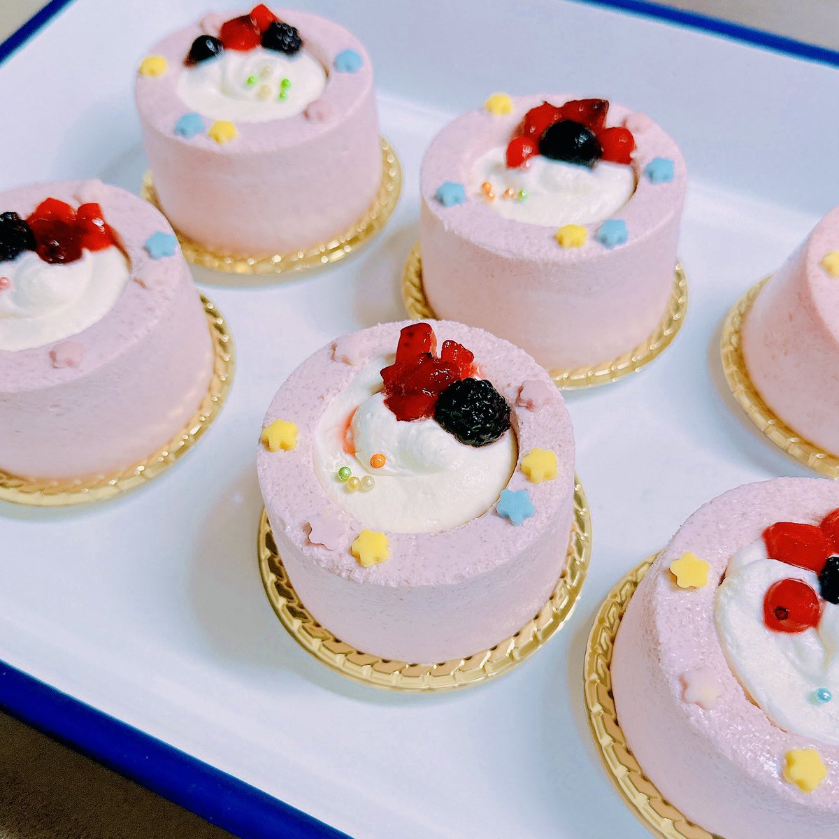 warabi_prn's tweet photo. 今日も精一杯イメージしてケーキを作りました！あきひとさんお誕生日おめでとうございます👏 https://t.co/t12QLwuLNi