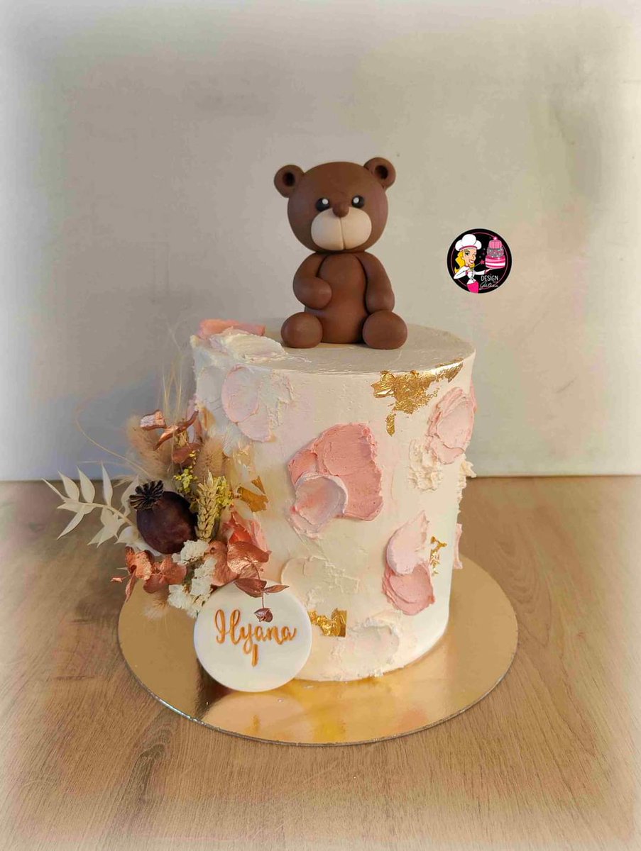 CakeDesignSB's tweet photo. Layer cake monté en hauteur pour un travail de glaçage crème au beurre à la meringue italienne avec décoration au coteau et touche de feuille d'or

Pose d'un bouquet de fleur séchées et pampa

#designmoiungateau #nounours #ourson  #gateauatheme #gateauanniversaire #anniversaire https://t.co/Jna7B2COPw