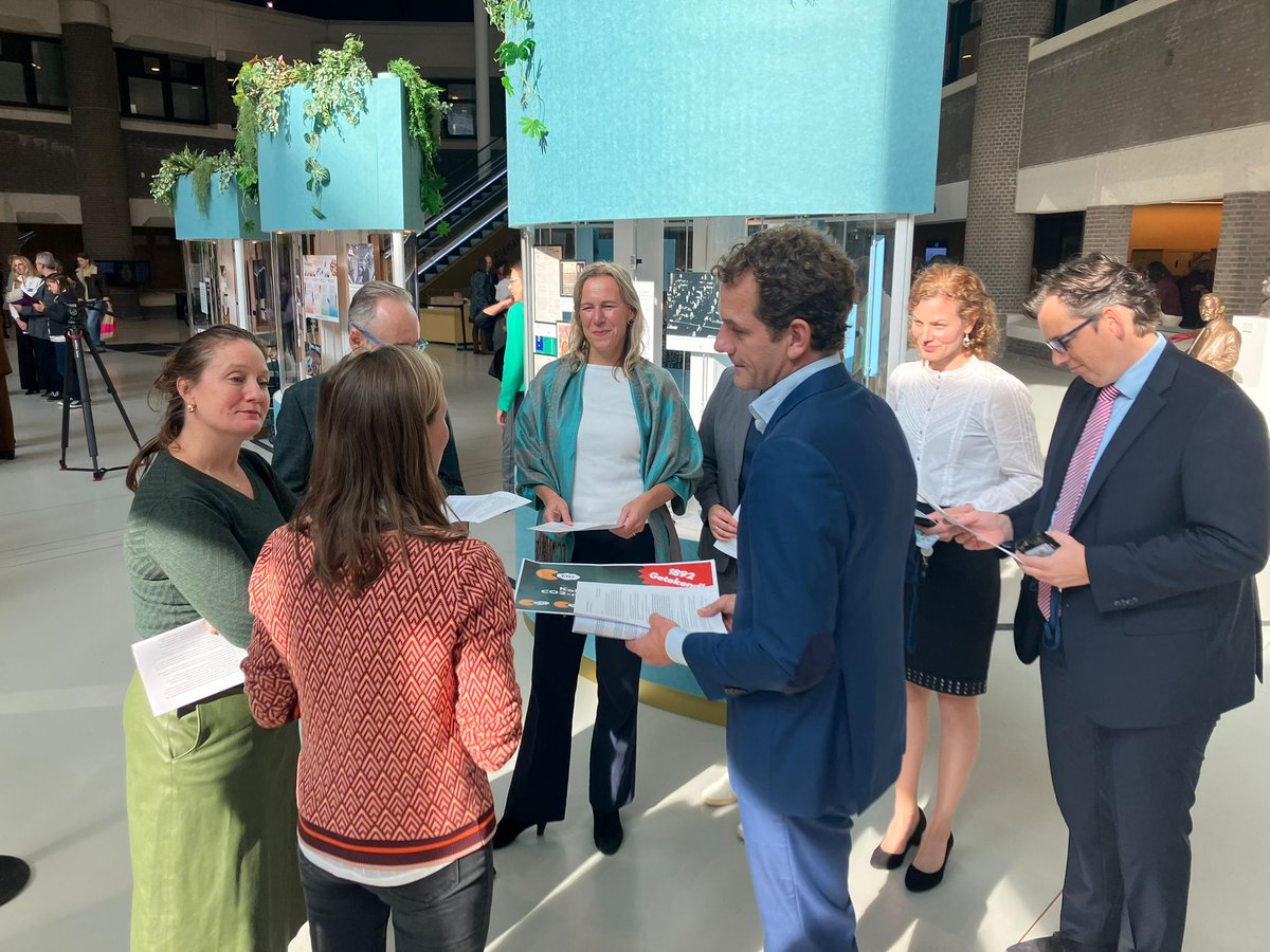 Vandaag overhandigden we onze petitie 'Kolencentrales dicht? CO2-rechten van de markt'

Belangrijk om te zorgen dat het sluiten van de centrales écht zin heeft, en de werking van het ETS niet te ondermijnen.