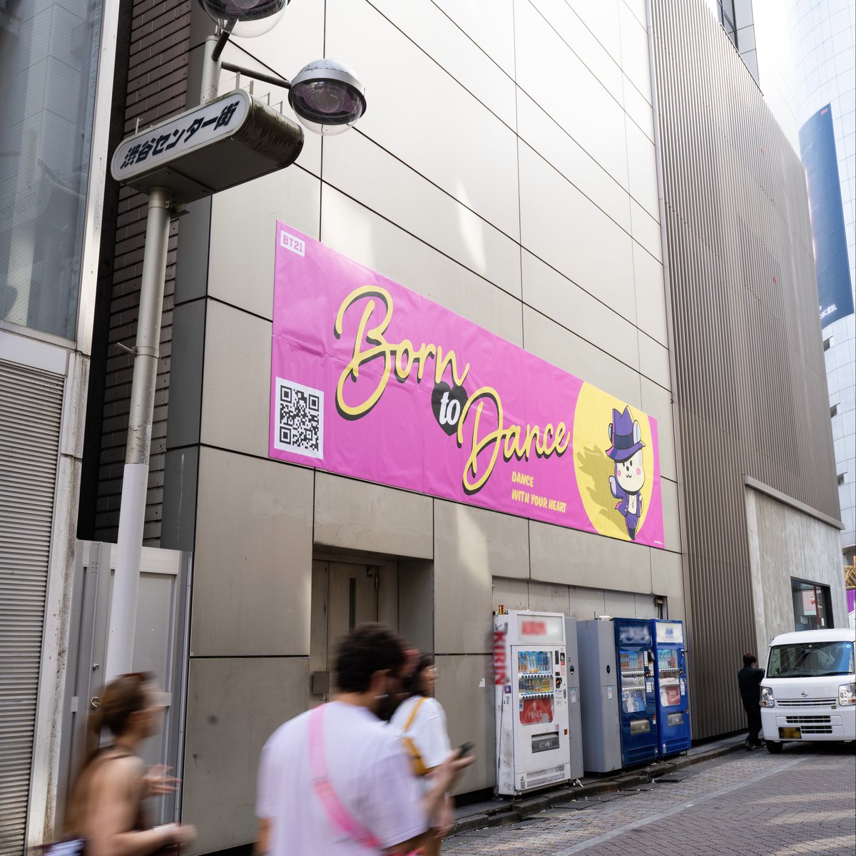 BT21_Japan's tweet photo. 渋谷の街角にMANGのポスターも出現！？🎩（10/21まで）
見つけた人はポストしてみてね 🤳🌟

#BT21 #MANG #BORNTODANCE #SHIBUYA #渋谷 #ポスター https://t.co/1onqeS7NIY