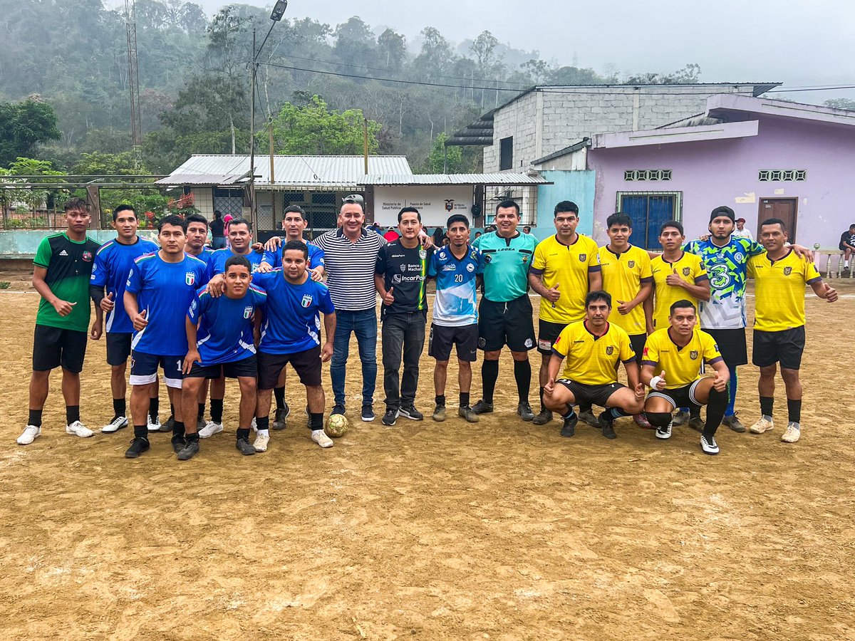 🏆 𝑴𝑰 𝑨𝑷𝑶𝒀𝑶 𝑨𝑳 𝑫𝑬𝑷𝑶𝑹𝑻𝑬 ⚽️

El fin de semana disfruté de la culminación del segundo campeonato barrial, "Galayacu de indor-futbol", con partidos emocionantes.

Agradezco a Manuel Rubio y a la comitiva de #Galayacu por la invitación. 

#AntonioJara 🫱🏻‍🫲🏽 #Pasaje #ElOro