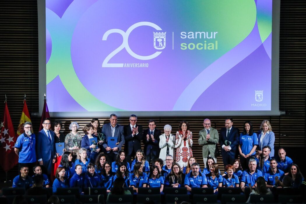 MADRID's tweet photo. 📢#SAMURSocial: veinte años de compromiso con #Madrid
✅En este tiempo sus profesionales han atendido más de 1,2 millones de llamadas; 250.000 emergencias individuales o familiares y 1.150 emergencias colectivas
👉https://t.co/E30diyhDcc https://t.co/muqNMz3y37