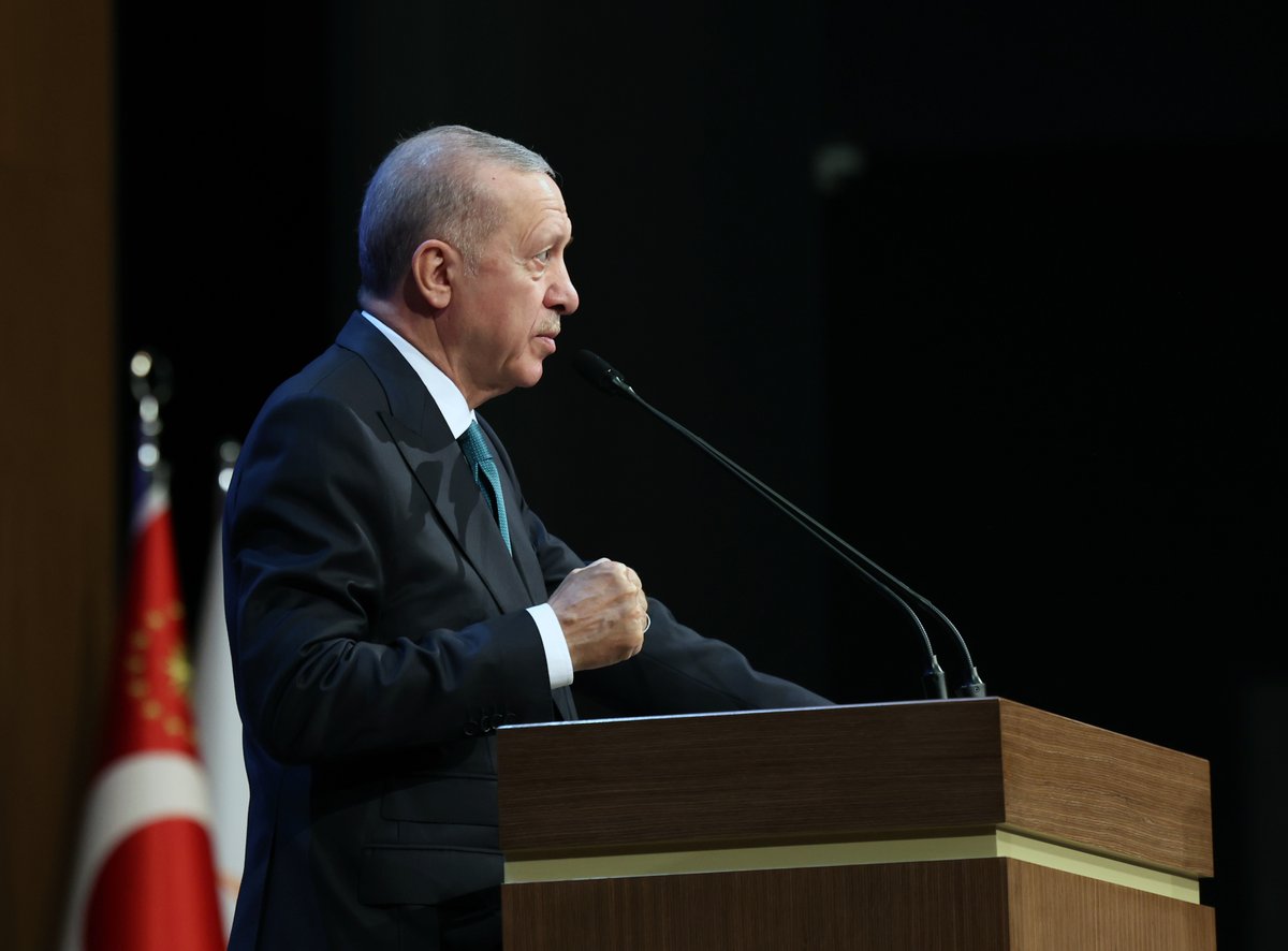 RTErdogan's tweet photo. Türkiye, Filistinli ve Lübnanlı kardeşlerinin yanındadır.

Zafer, inşallah Gazze ve Lübnan’da inananların olacaktır.

Büyük acılar yaşansa da Allah’ın izniyle bu süreç, 1967 sınırları temelinde özgür bir Filistin devletinin kurulmasıyla neticelenecektir.                          

Hiç endişeniz olmasın; bir gün gelecek bu gözyaşı, bu acı son bulacak.

Gazzeli anneler çocuklarının kefenini değil, inşallah çeyizini hazırlayacak.

Gazze’de, Batı Şeria’da, işgal edilmiş tüm Filistin topraklarında çocuklar özgürce koşacak, korkusuzca oynayacak; gökyüzüne baktıklarında savaş uçaklarını değil; Güneş’i, Ay’ı, parıldayan yıldızları görecek.

Buna biz tüm kalbimizle inanıyoruz.

Gördüklerimiz karşısında yeise kapılmıyor, karamsarlığa düşmüyor, âlemlerin Rabb’i olan Allah’tan ümidimizi asla kesmiyoruz.

AK Parti Dış İlişkiler ve İnsan Hakları Başkanlıklarımızın müştereken düzenlediği, dünyanın farklı bölgelerinden katılımcıların yer aldığı Filistin’in Geleceği Konferansı’nın Filistin davası için; Filistin halkının adil, müreffeh ve barış dolu yarınları için hayırlara vesile olmasını temenni ediyorum.