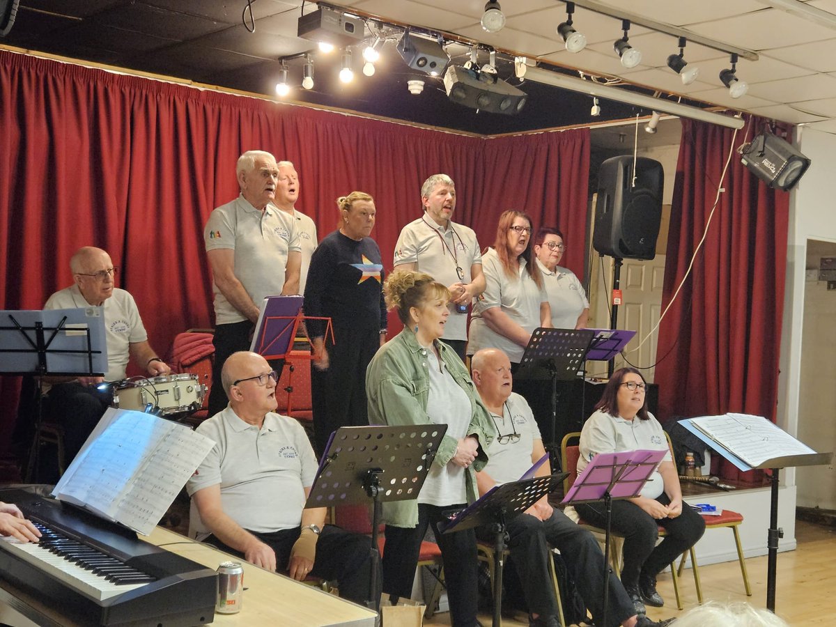 Hoffem longyfarch Côr Strike a Chord Cymru ar gynnal ei ben-blwydd yn 10 yr wythnos hon!🎊

Mae wedi bod yn bleser bod yn rhan fach o’ch taith ryfeddol.❤

<a href="/TheStrokeAssoc/">Stroke Association</a> <a href="/ali_shone/">Ali Shone</a>