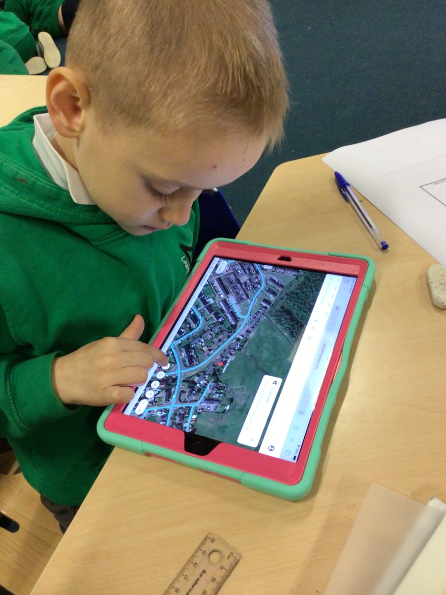 glanhowyprimary's tweet photo. Today #YLliwedd are looking at our houses on Google earth. These are going to be our inspiration for our art work. @EAS_Humanities @BlaenauGwentCBC #topicjournals https://t.co/eXDqTD6TFi
