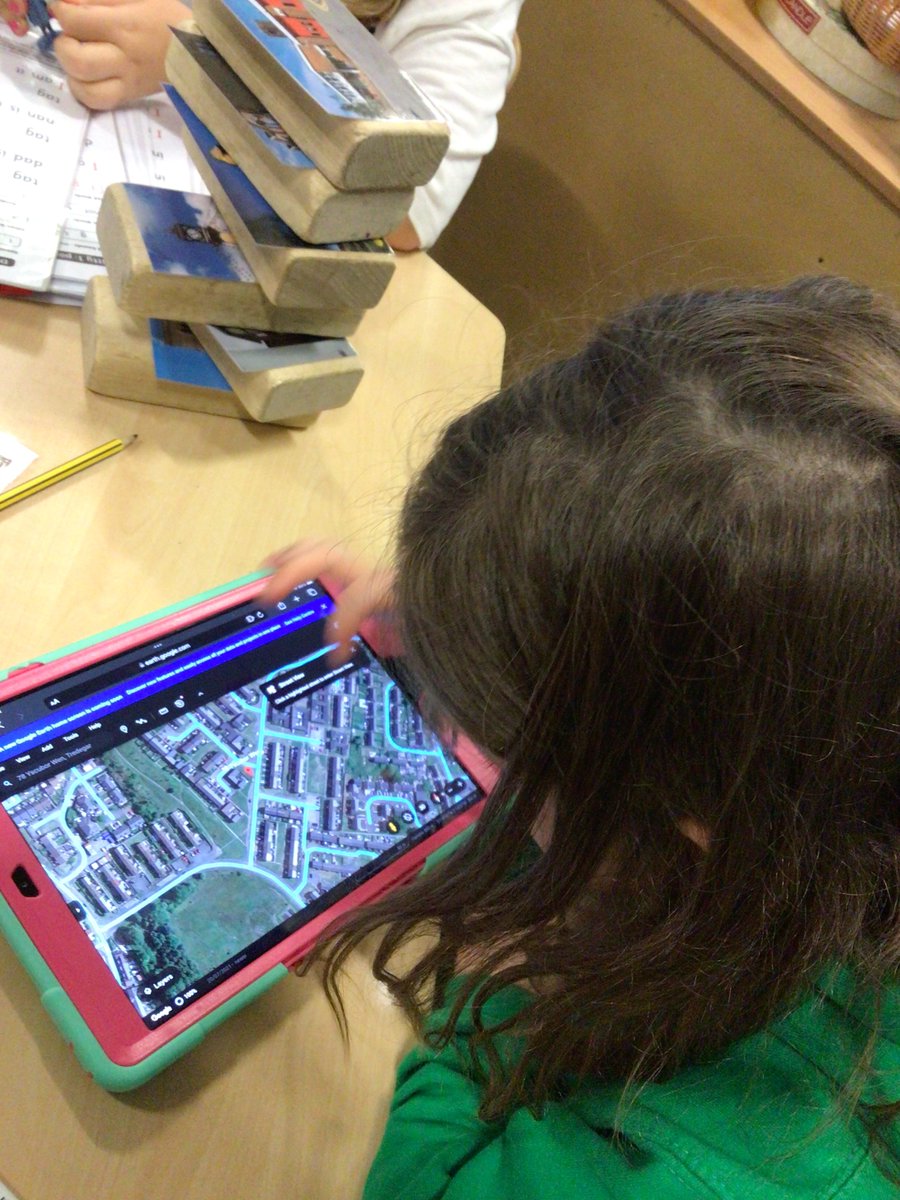 glanhowyprimary's tweet photo. Today #YLliwedd are looking at our houses on Google earth. These are going to be our inspiration for our art work. @EAS_Humanities @BlaenauGwentCBC #topicjournals https://t.co/eXDqTD6TFi