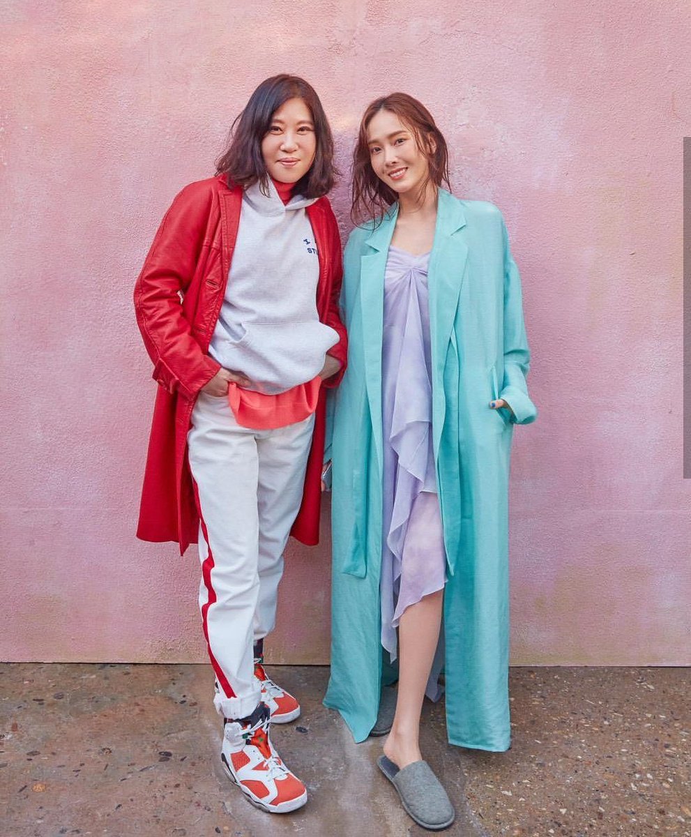 _pthakarn's tweet photo. ก็ editor in chief w korea เป็น bff กับชีหละ จะไม่แปลกที่ชีเข้าร่วมทุกปี ต้องยอมนะเรื่องคอนเนคชั่นฝั่ง fashion industry ของชีคือไม่ทัมดาจริงๆ https://t.co/l4KWiC5PTp