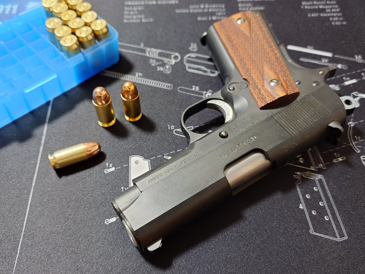y0_0n0's tweet photo. やっぱり45が好きだー！
MGC コルト オフィサーズ
中古で購入。珍しいコーンバレルにバレルブッシング。
ハンマーバイトを防ぐための最小限のロングテール。スラリと流れるグリップセフティ。スェクスィーで好き。
#エアガン
#ガスブロ
#45APC
#ガバメント
#コンシールドキャリー https://t.co/6FnnqZuHgc