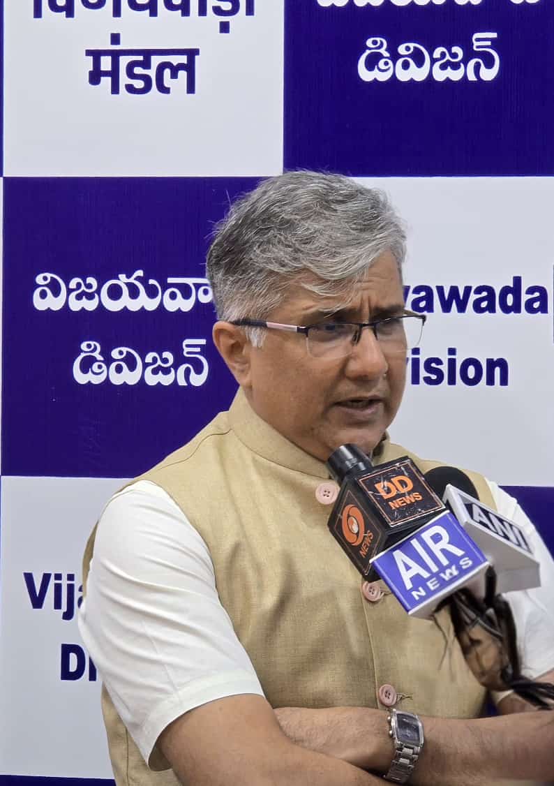 drmvijayawada's tweet photo. Addressed media friends as Swachhata Pakhwada concluded today

#EkPedMaaKeNaam
#SwachhBharat
#SwachhRailSwachhBharat
#SwachhataPakhwada2024
#SpecialCampaign4
#IRSpecialCampaign4
#BZASP24

@swachhbharat
@scrailwayindia
@railminindia https://t.co/rkgyFl6Ayg