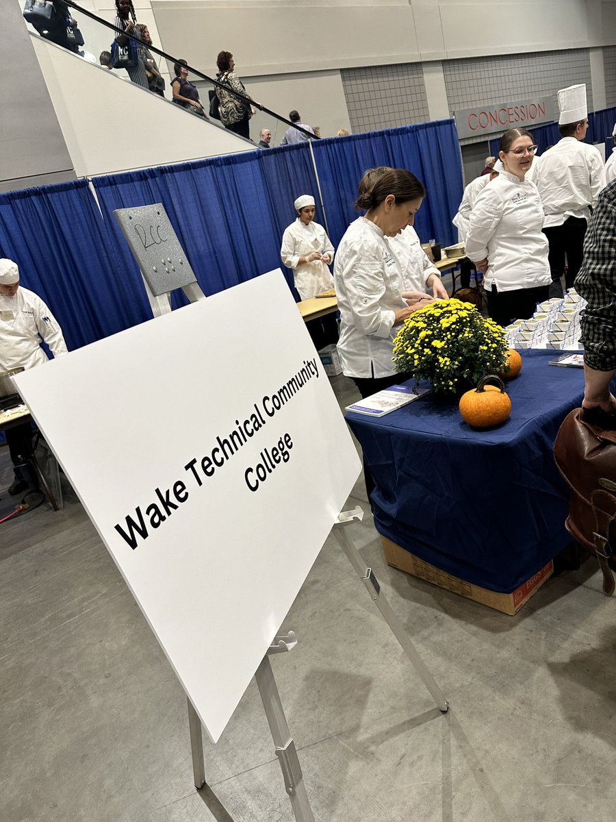 ᑕᕼᗩᖇᗰEEᖇ ᖇᗩIᑎᗪᖇOᑭ tweet media