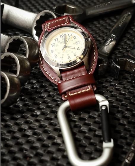 DAKOTAWATCH1945's tweet image. 手首に時計があるのは煩わしい。でも時間を確認するために携帯をポケットから出すのもなんだか面倒…
そんな時は、ベルトループにカラビナウォッチを付ければ解決👍

#ダコタ
#プレミアムウォッチ
#カラビナウォッチ