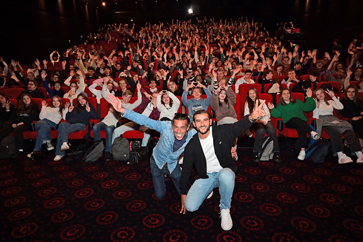 festival2val's tweet photo. 🇩🇿 En présence de #sofianezermani, @HassanGuerrar a présenté son premier film #barbèslittlealgérie en Avant-Première au #festival2cinema 2024 devant un public ému et conquis !
Un vibrant hommage aux binationaux en salles dès aujourd'hui.
@jour2fete @hautsdefrance @Valmetropole https://t.co/RWRLYR4nmQ